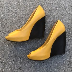 Qupid yellow gold wedges